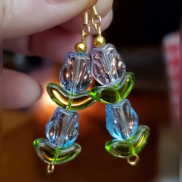 Handmade lampwork glass blue tulip 🌷 bead earrings. - Picture 2 of 3